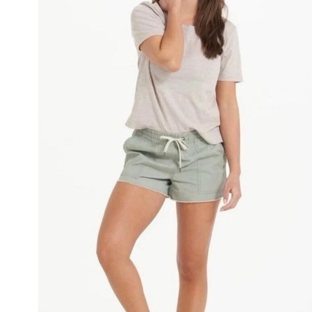 Vuori Vintage Eucalyptus Women Ripstop Short Sz Medium. 98% cotton, 2% elastane
